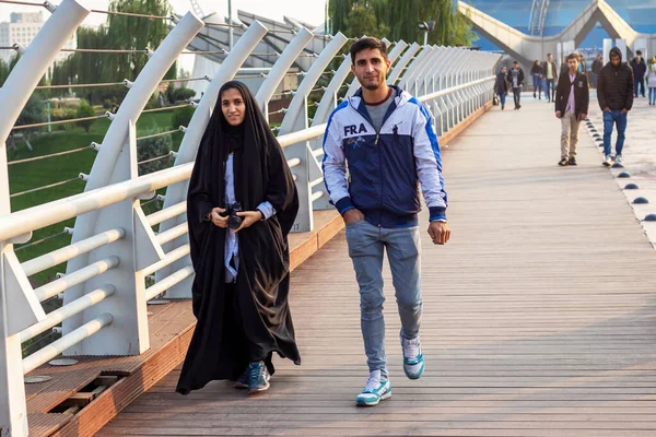 Teherán Irán Noviembre 2019 Joven Pareja Chico Chica Pasear Por — Foto de Stock