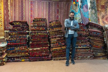 İsfahan, İran - Kasım 2019. Gülümseyen Tarz sahibi İranlı adam geleneksel İran halısı satıcısı.