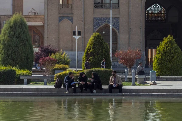 Isfahán Irán Noviembre 2019 Grupo Jóvenes Iraníes Descansando Cerca Una — Foto de Stock