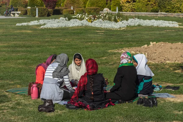 Isfahan Iran November 2019 Group Iranian Women Girls Resting Grass — Stock Photo, Image