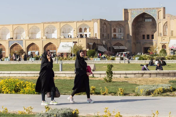 Isfahán Irán Noviembre 2019 Dos Jóvenes Iraníes Chadors Negros Caminan — Foto de Stock