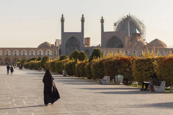 Isfahán Irán Noviembre 2019 Una Mujer Chador Negro Camina Plaza — Foto de Stock