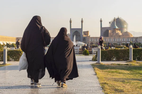 Isfahán Irán Noviembre 2019 Dos Mujeres Chadors Negros Caminan Plaza — Foto de Stock