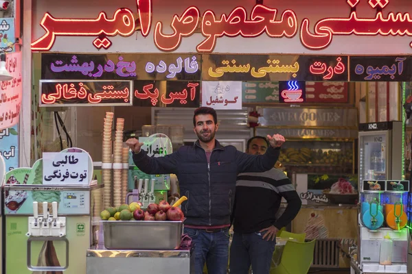Isfahan Irán 2019 November Mosolygós Iráni Férfi Eladó Fagylalt Édességek — Stock Fotó