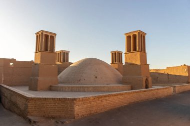 Kubbeli geleneksel kil binası ve İran 'ın orta çöl şehri Yazd' da dört rüzgar kapanı.