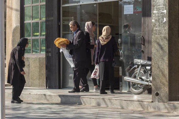 Isfahan Iran November 2019 People Entrance Bakery Man Comes Out — Stock Photo, Image