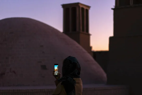Yazd Irán Noviembre 2019 Mujer Turista Toma Fotos Torre Viento — Foto de Stock