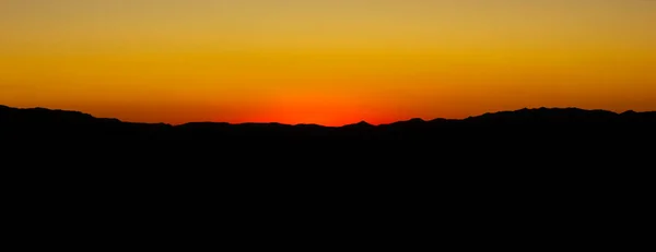 日落后丘陵地带的地平线 夜晚的天空 在最后的光芒 摘要夜间地平线背景 没有太阳 只有光 — 图库照片