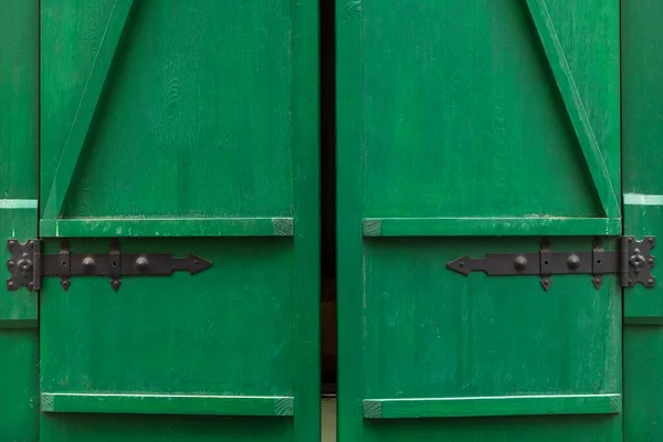 Grunge Zielone Drewniane Drzwi Kute Zawiasy Zbliżenie — Zdjęcie stockowe