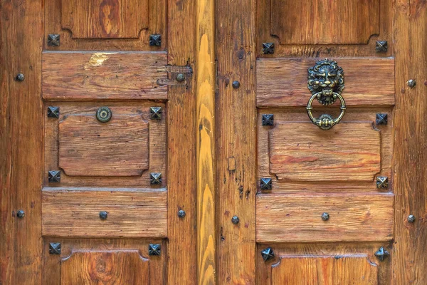Vintage Hnědé Dřevěné Dveře Kovovým Klepadlem Starém Evropském Městě — Stock fotografie