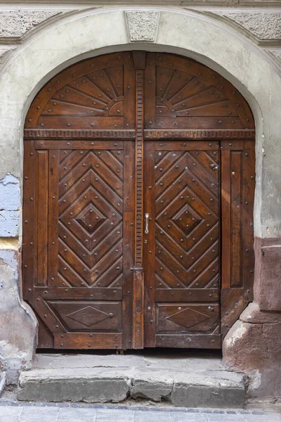 Vintage Brązowe Drewniane Drzwi Zabytkowego Domu Starym Europejskim Mieście — Zdjęcie stockowe