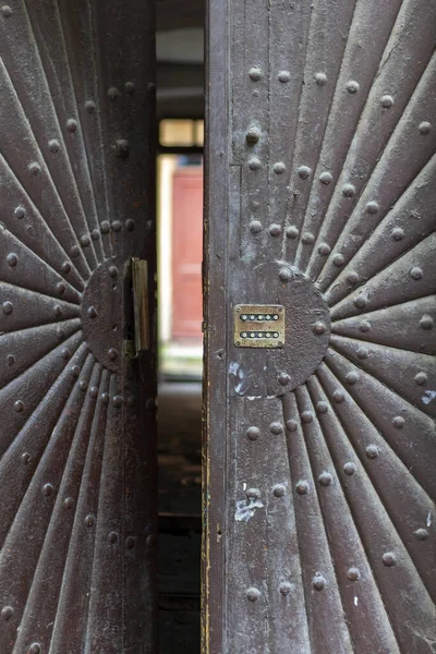 Uma Porta Frente Vintage Ligeiramente Aberta Entrada Turva Parte Pátio — Fotografia de Stock