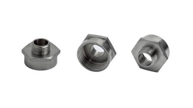 Metal bağlayıcılar beyaz arkaplanda izole edilmiş farklı açılarda. Borular için büyü önleyici. Dişi Büyü Büyüleme Uyarlayıcısı.