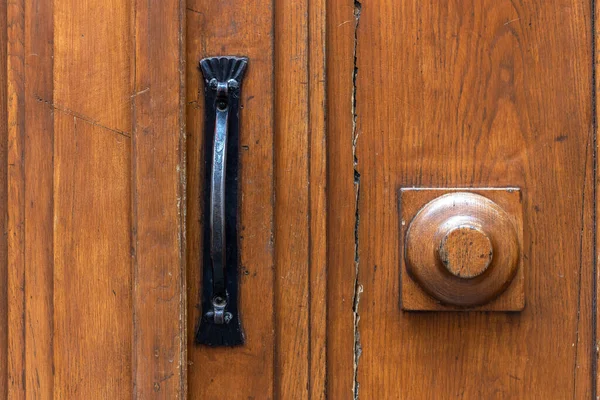 Vintage Bruine Houten Deur Met Metalen Deurkruk Van Dichtbij — Stockfoto