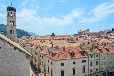 Dubrovnik, Hırvatistan - 18 Haziran 2019: Dubrovnik kentinin kırmızı çatıları 18 Haziran 2019.