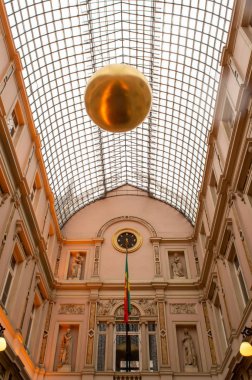 BRÜKSEL, BELGİM - 29 Aralık 2018: Galerie de la Reine, Brüksel 29 Aralık 2018.