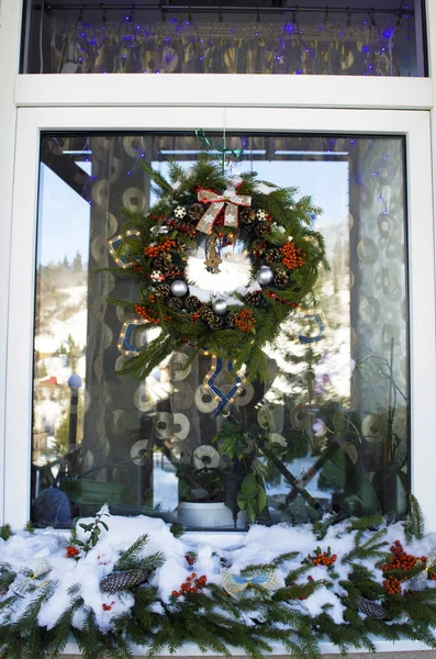 Köknar ağacı, böğürtlen, kozalak ve dekoratif elementlerle Noel çelengi. 