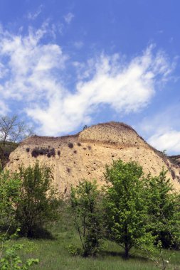 Yüksek kil kayalık. Parlak güneşli bir gün, mavi gökyüzü. Tasarım için arkaplan.