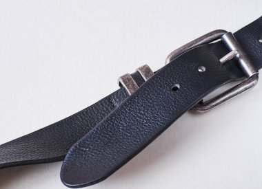 Erkek kot pantolon kemer hem pratik hem de dekoratif bir öğedir. Klasik siyah kuşak ile sen-ebilmek yaratmak bir kazan-kazan şık yay.
