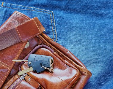 Denim stil: sadelik, kolaylık ve işlevsellik. Elbise daha uygun, güçlü ve konforlu hayal etmek zordur.