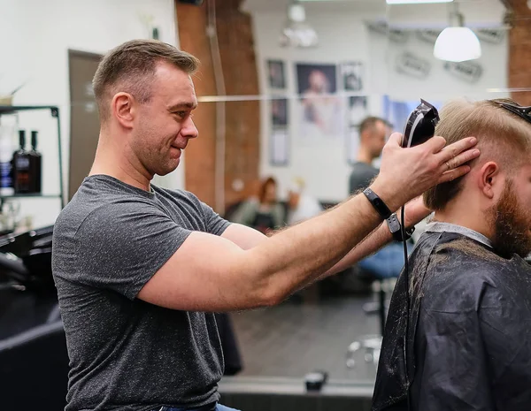 Coupes Cheveux Maître Axé Sur Les Clients Travail Avec Son — Photo