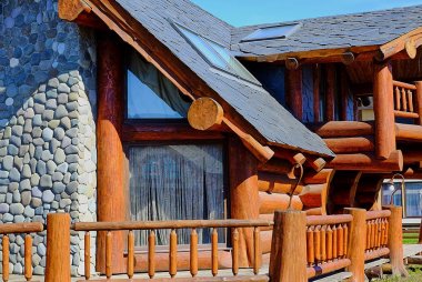 Saint-Petersburg. Rusya. 05/06/2018. Doğal ahşap ve taş penceresi olan ev.