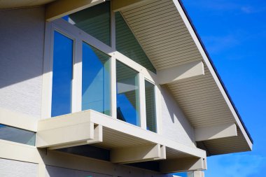 Yaz manzara penceresi olan güzel parlak ahşap ev.