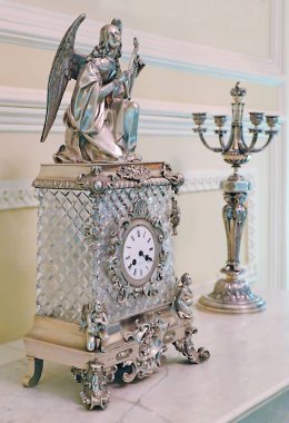 Bir melek ve retro diğer şeylerin heykelciği ahşap bir masa üzerinde duran.