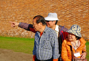 St.Petersburg'da. Rusya. 05 11 2018 yıl. Petropavlovskaya kalesi. Hava iyi insanlar gerisini yürü..