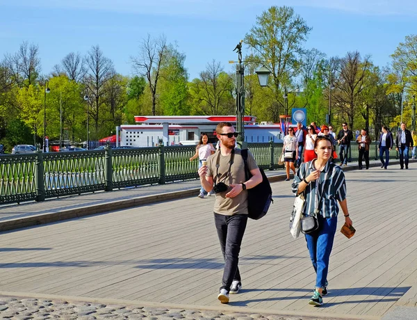 Sankt Petersburga Rosja 112018 Urlopowicze Turyści Chodzić Moście — Zdjęcie stockowe