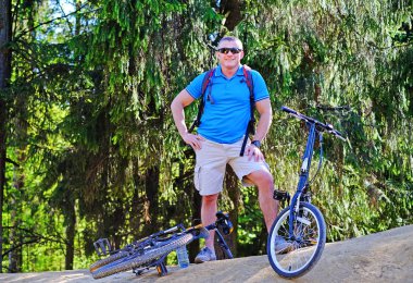 Park çevresinde bisikleti. İyi bir hava.