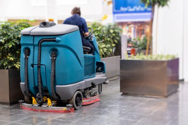 Süpermarkette temizlik için temizlik makinesi. Direksiyon temizleyicisinin arkasında.