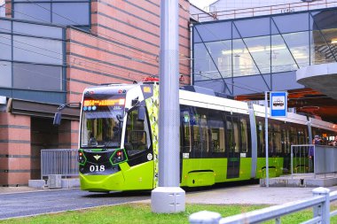 Şehir tramvayı, duraktaki insanlar. Megalopolis. Saint-Petersburg 'da. - Rusya. 11.19.2019