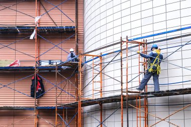 Kurucular, endüstriyel tırmanışçılar. Dış görünüşün icrası işe yarıyor. Megalopolis. Saint-Petersburg 'da. - Rusya. 11 19 2019