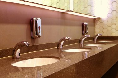 Klasik krom dokunmalı modern lavabo musluğu ve sabun tabağı..