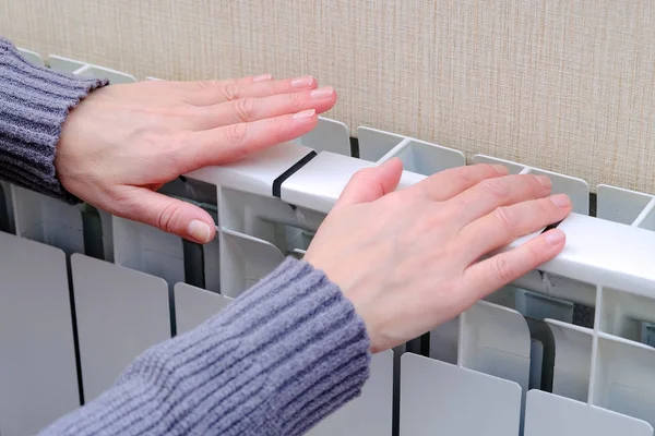 A cold battery on a white background. White background. The frozen hands. — Stock Photo, Image