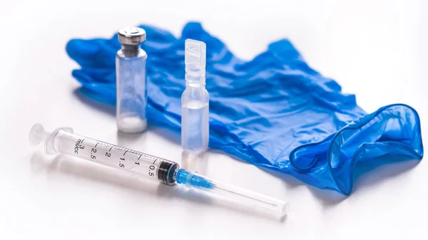 백신은 면역을 만들어 내는 방법이다. 주사기, 주사용 물, 의료용 장갑이요. 백신의 개념. — 스톡 사진