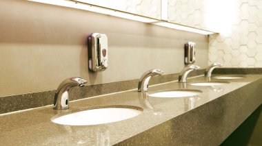 Klasik krom dokunmalı modern lavabo musluğu ve sabun tabağı..