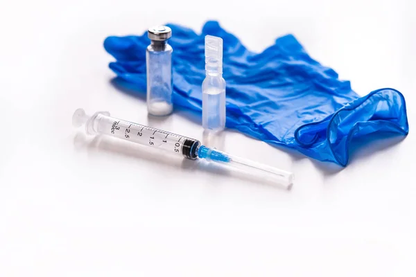 Syringes, water for injections, ampoules. Medical gloves. — Stock Photo, Image