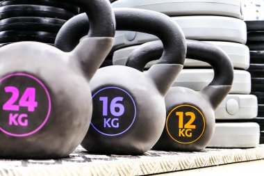 Ağırlıklar ve dambıllar. Yaya geçidi. Genç bir sporcu için vücut egzersizi, vücut egzersizi. Spor salonunda antrenman..