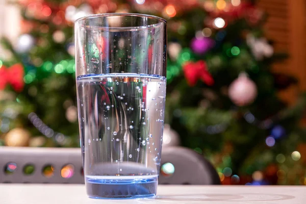 Μεταλλικό νερό γυαλί Χριστούγεννα σε αφηρημένο στυλ σε διαφανές φόντο. Φυσικό φωτεινό φόντο. Μεταλλικό νερό. Υγρό γυαλί φόντο. Χριστουγεννιάτικη διακόσμηση. Αφηρημένο λευκό φόντο. — Φωτογραφία Αρχείου