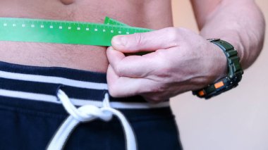 Konsept tasarım için ölçüm alanı uygunluğu. Sağlıklı bir kavram. Spor geçmişi. Spor malzemeleri. Sarı arka plan. Siyah arka plan. Açık hava güç ekipmanları.