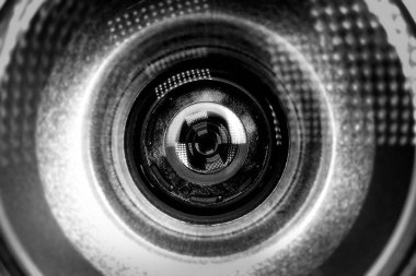 Kavramsal tasarım için mavi arka planda güvenlik kamerası lensi. Karanlık arka plan. Teknolojik konsept. Güvenlik kavramı. Suçluları bulmak için yüz tanıma programı.