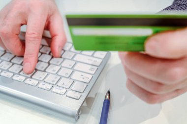 İnternet tasarımı için online kredi kartı öde. İş teknolojisi. Çevrimiçi ödeme. Mobil bankacılık. İnternetteki mağaza. Kredi kartıyla. Elektronik para. Dijital veri.