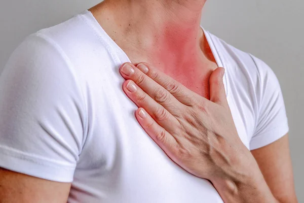 Πόνο στο λαιμό, εμφανίζεται κόκκινο, κρατήσει χέρια, απομονώνονται σε λευκό φόντο. — Φωτογραφία Αρχείου