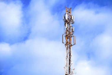 Telekomünikasyon kulesinin anteni. İletişim ağı. Gsm Telekomünikasyon 'un en üst düzey teknolojisi. Cep telefonu sinyali için direkler. Mavi gökyüzü arka planında hücresel antenleri olan kule.