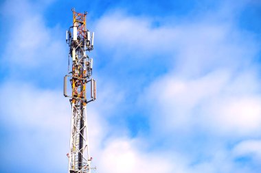 Telekomünikasyon kulesinin anteni. İletişim ağı. Gsm Telekomünikasyon 'un en üst düzey teknolojisi. Cep telefonu sinyali için direkler. Mavi gökyüzü arka planında hücresel antenleri olan kule.