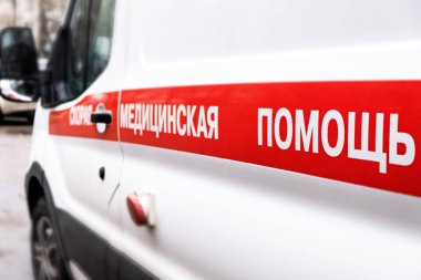 Coronavirus Acil Hastanesi. Araba, ambulans servisi. Yazının Rusçadan İngiliz arabasına, ambulansa çevirisi.