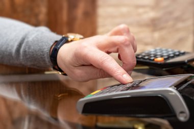 Ödeme kartıyla, ödeme terminalinde. Elektronik para. Mobil bankacılık. Alışveriş merkezi.