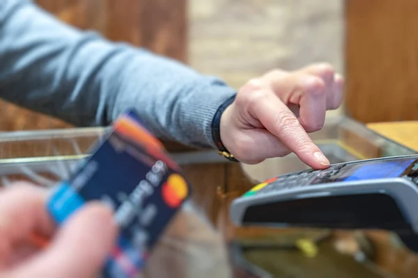 Ödeme kartıyla, ödeme terminalinde. Elektronik para. Mobil bankacılık. Alışveriş merkezi.